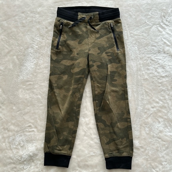 8/$20 Old Navy Camo Joggers Size Small 6-7 - Picture 1 of 5